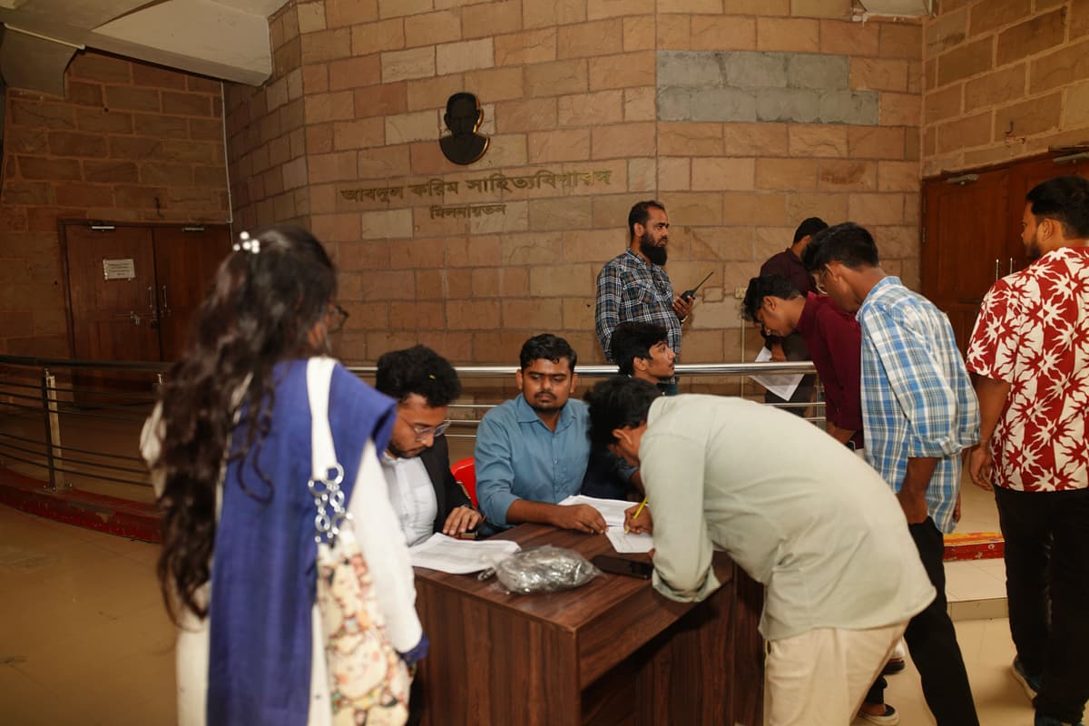 Dhaka seminar moment — students