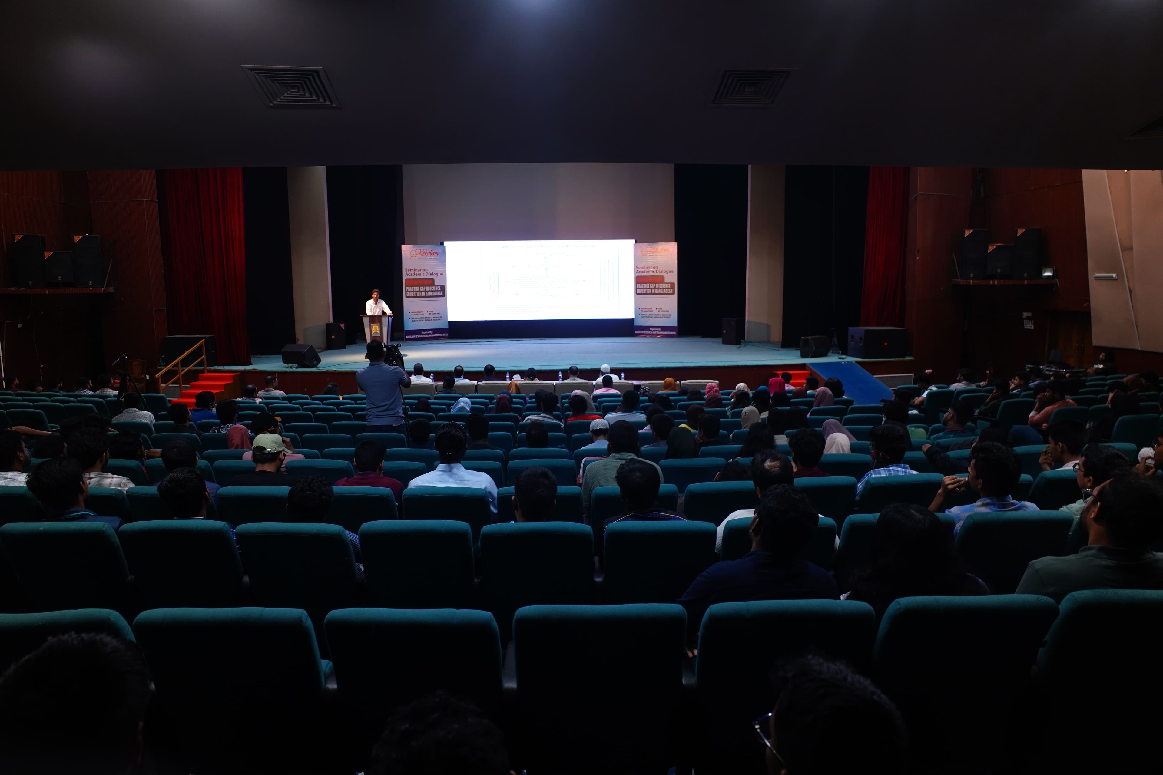 Closing moments and audience interaction at the Dhaka seminar